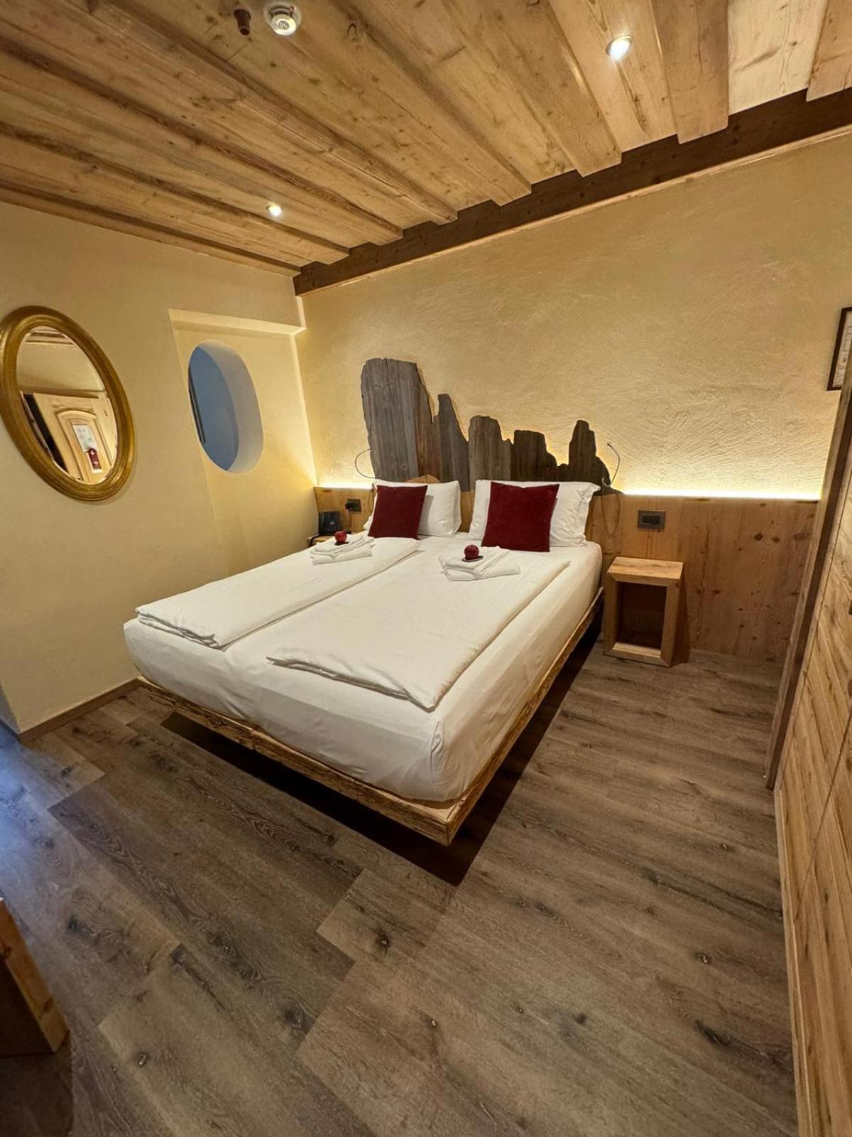 Hotel Ciasa Lorenzi Cortina dʼAmpezzo Exteriör bild