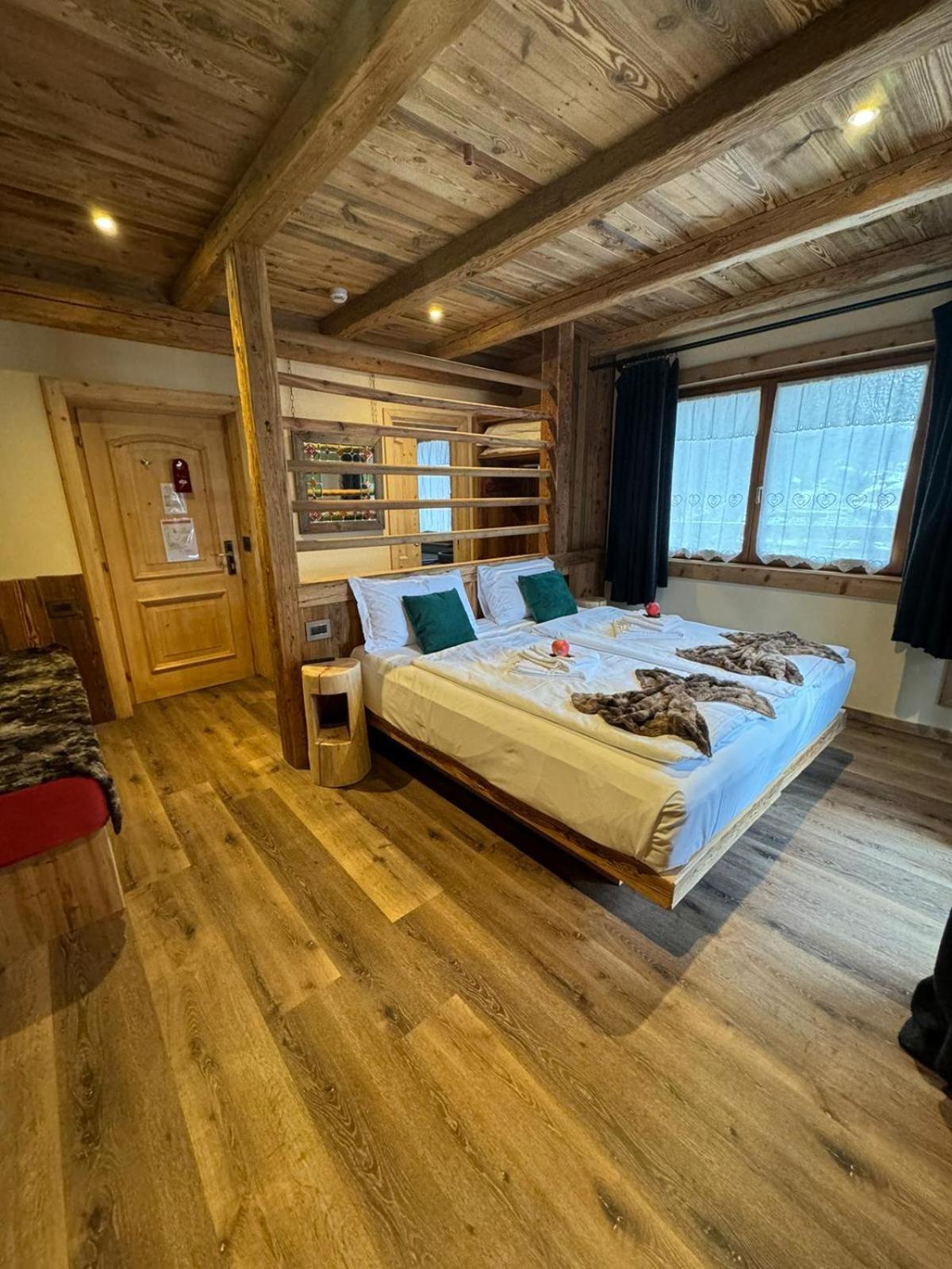 Hotel Ciasa Lorenzi Cortina dʼAmpezzo Exteriör bild