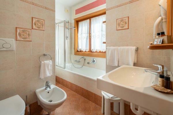 Hotel Ciasa Lorenzi Cortina dʼAmpezzo Exteriör bild